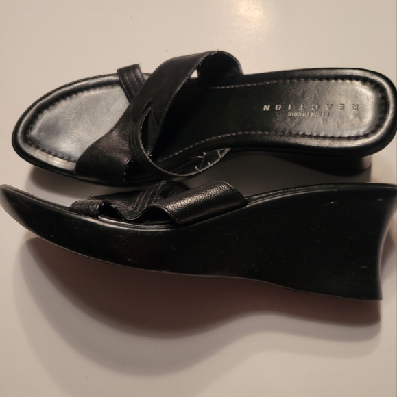 Kenneth Cole Black Wedge Sandals Size 10 - Picture 2 of 3